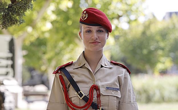 La princesa Leonor de Borbon durante el acto de recibimiento del sable oficial en la Academia General de Zaragoza. 