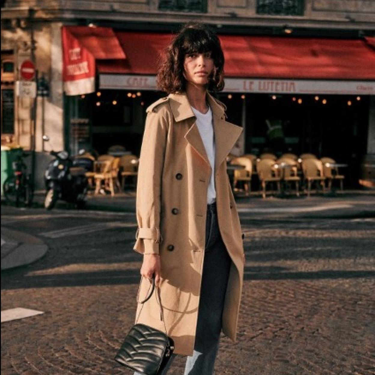 La chaqueta de entretiempo por excelencia es el trench clásico. Llévalo con tus looks de otoño favoritos. 