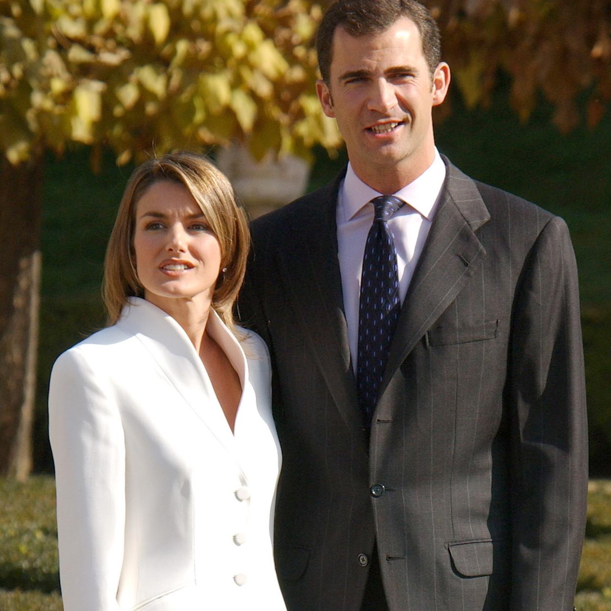 Letizia Ortiz llevó un traje blanco de Armani el día en que anunció su compromiso con Felipe de Borbón, en los jardines de Zarzuela. 