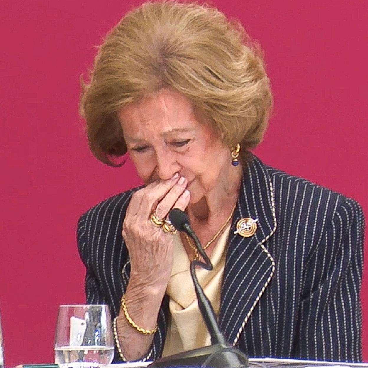 La reina Sofía no puede evitar el llanto en el homenaje a su amigo Emilio Lora-Troyano. 