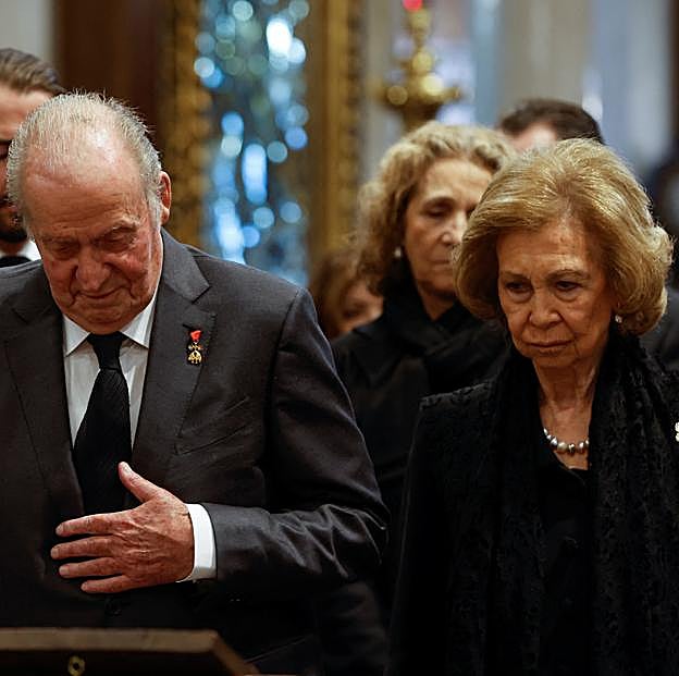 Los reyes eméritos durante el funeral de Constantino de Grecia. 