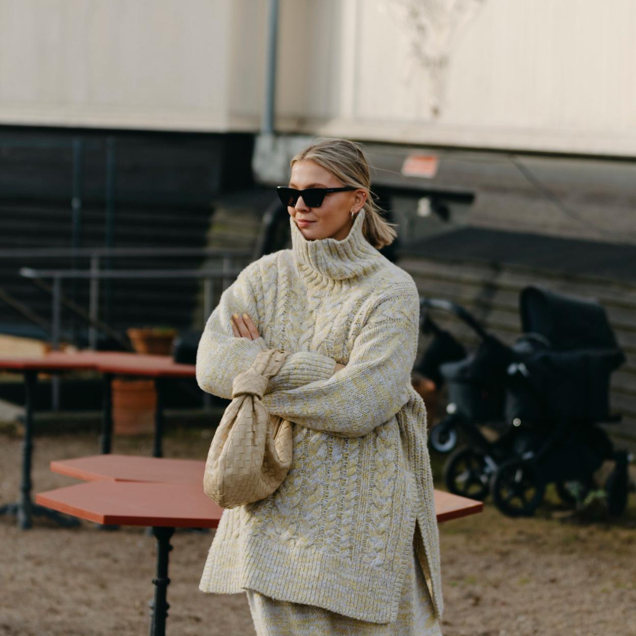 Una mujer con jersey de punto en color crudo.
