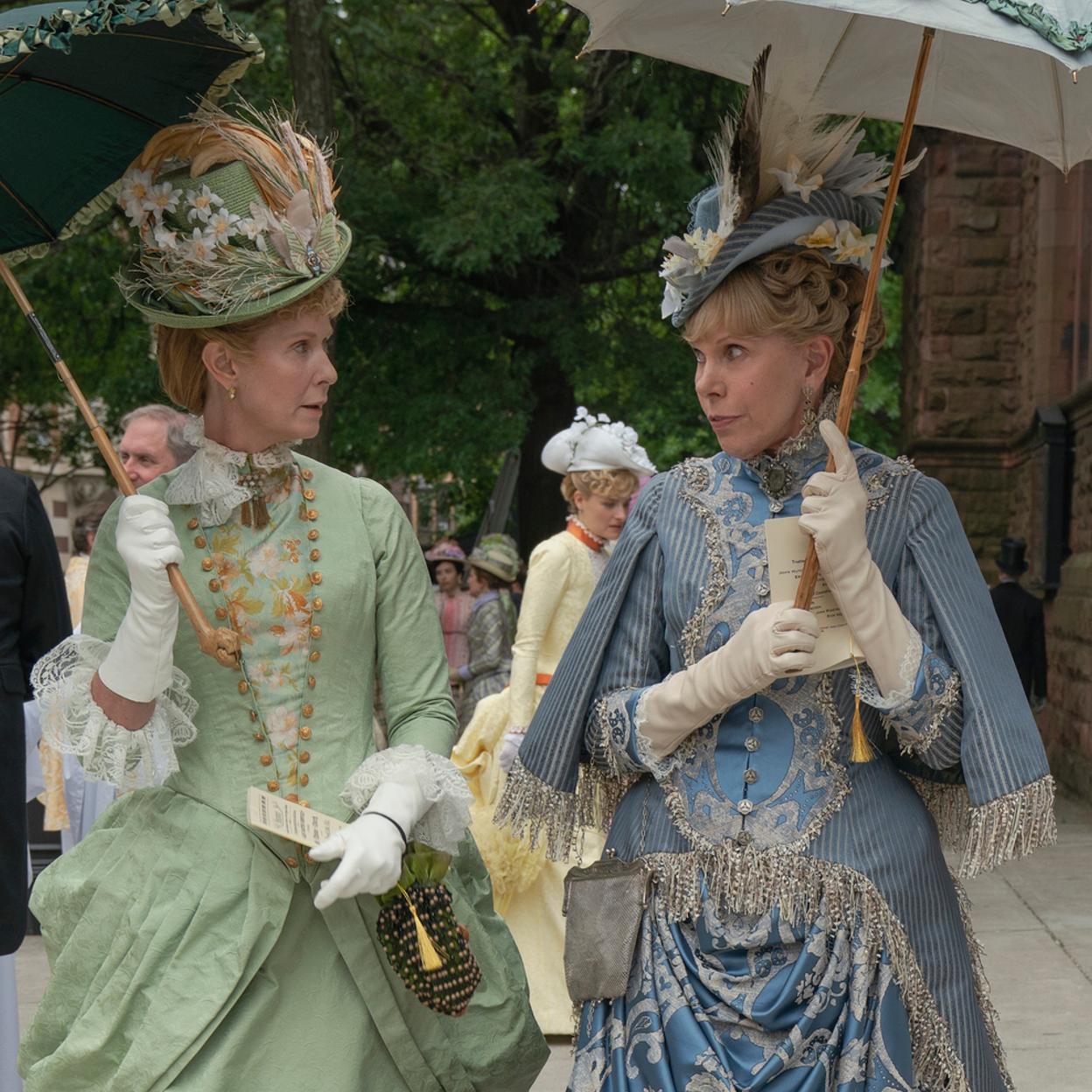 Cynthia Nixon y Christine Baranski, hermanas en la ficción, en una escena de La Edad Dorada.