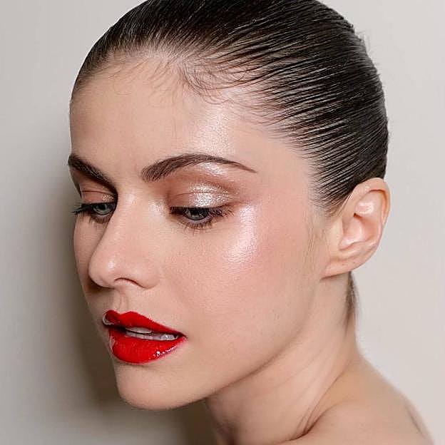 Alexandra Daddario con maquillaje de ojos azules brillante