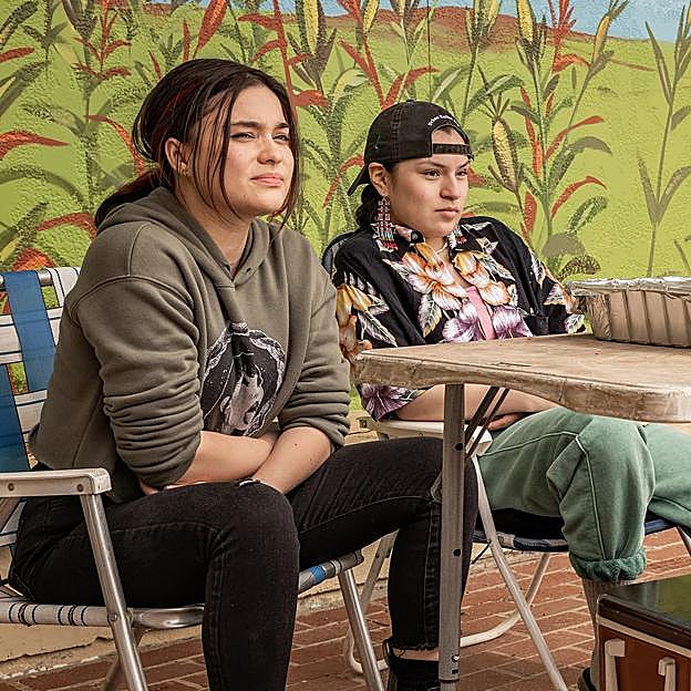 Devery Jacobs y Paulina Jacobs en una imagen de Reservation Dogs. 
