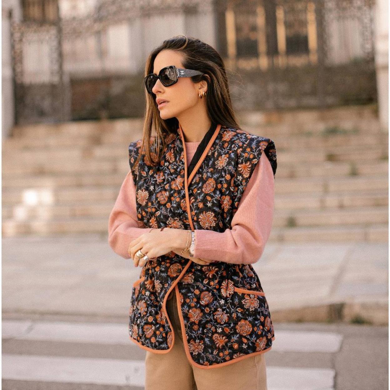 La influencer lleva un look con chaleco acolchado