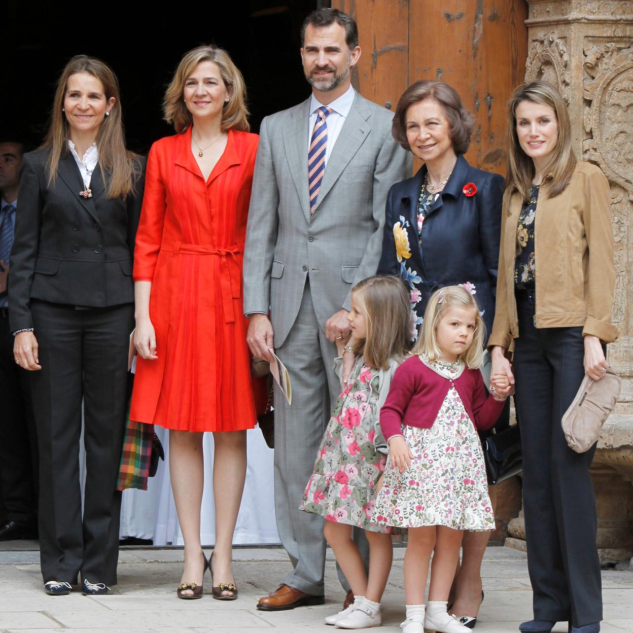 La infanta Elena y Cristina junto a los actuales reyes con sus hijas, Leonor y Sofía, además de la reina emérita. 