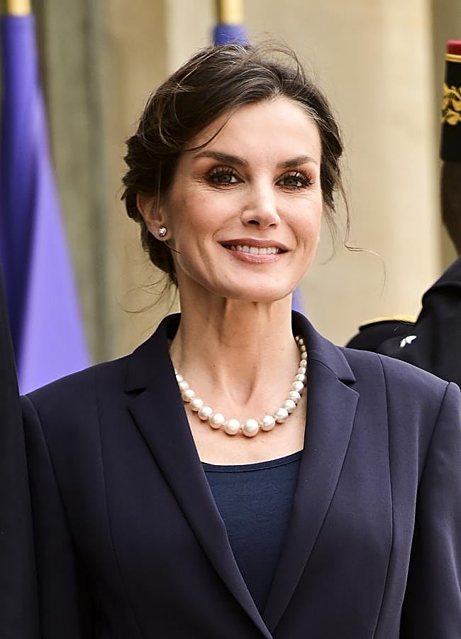 Imagen - Doña Letizia luciendo el collar de 37 perlas grandes en París. / GTRES