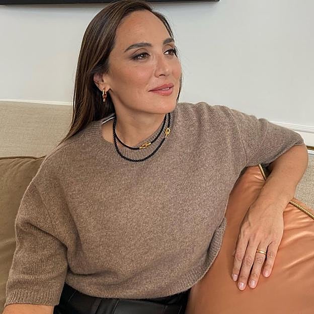 Con jersey de lana: así combina la falda satinada Tamara Falcó para ir elegante en invierno