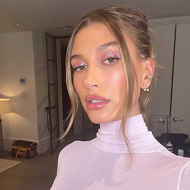 Hailey Bieber con maquillaje de noche para ojos color miel