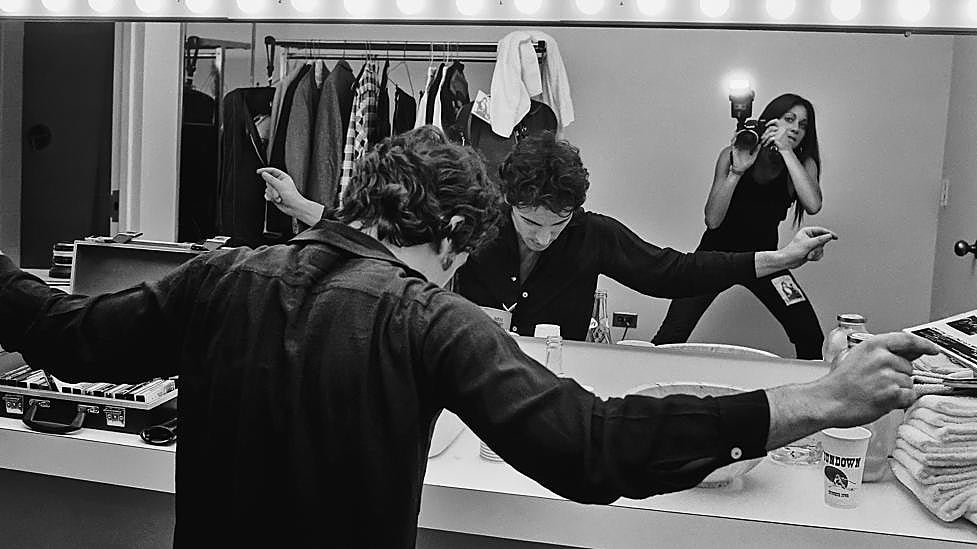 Lynn Goldsmith fotografía a Bruce Springsteen en su camerino. 