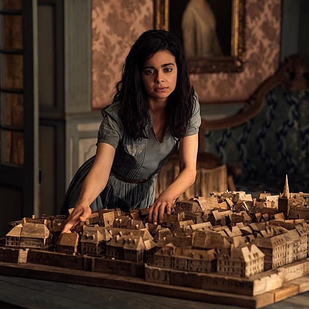 Aria Mia Loberti como Marie-Laure en el primer capítulo de La luz que no puedes ver.