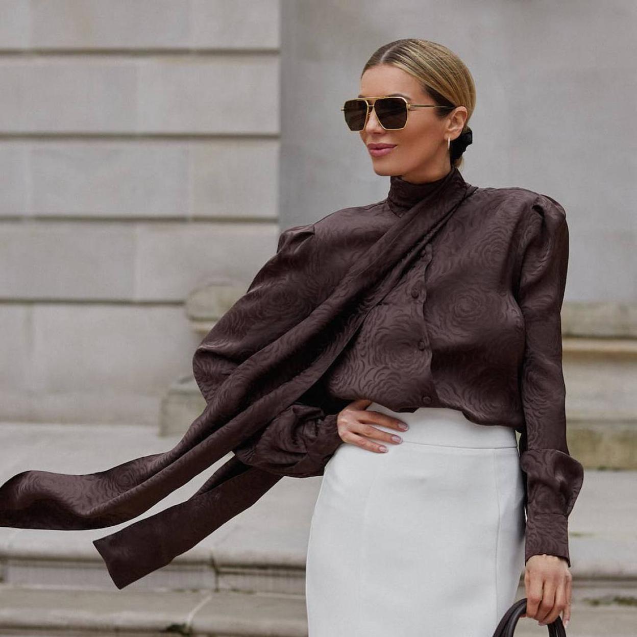 La influencer lleva una blusa lujosa