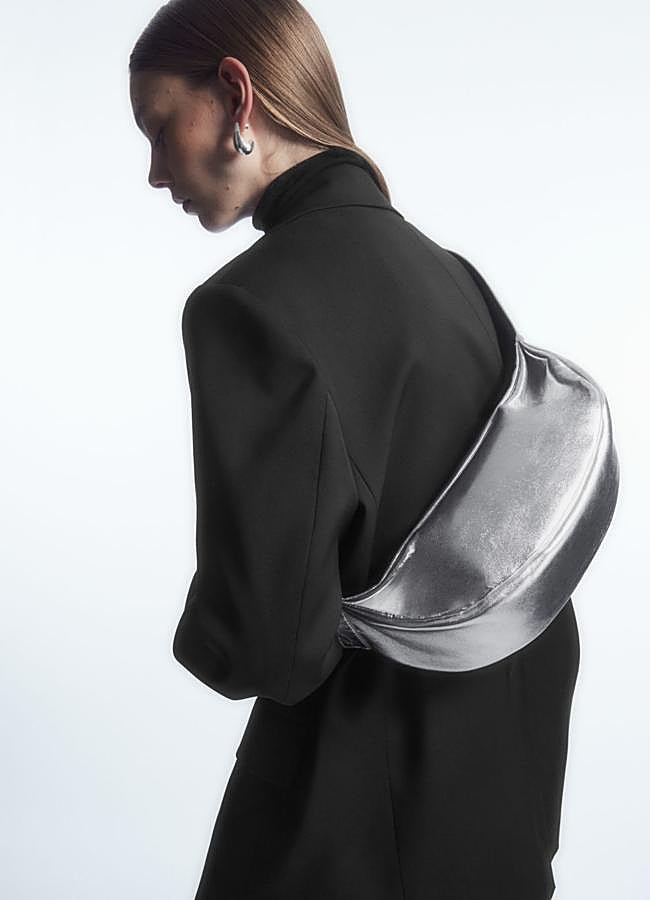Imagen - Bolso plateado bandolera de COS. Foto: Cos.
