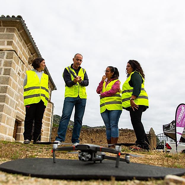 Curso de pilotaje de drones de Fademur dentro del proyecto Llave Allen por la Igualdad de IKEA.