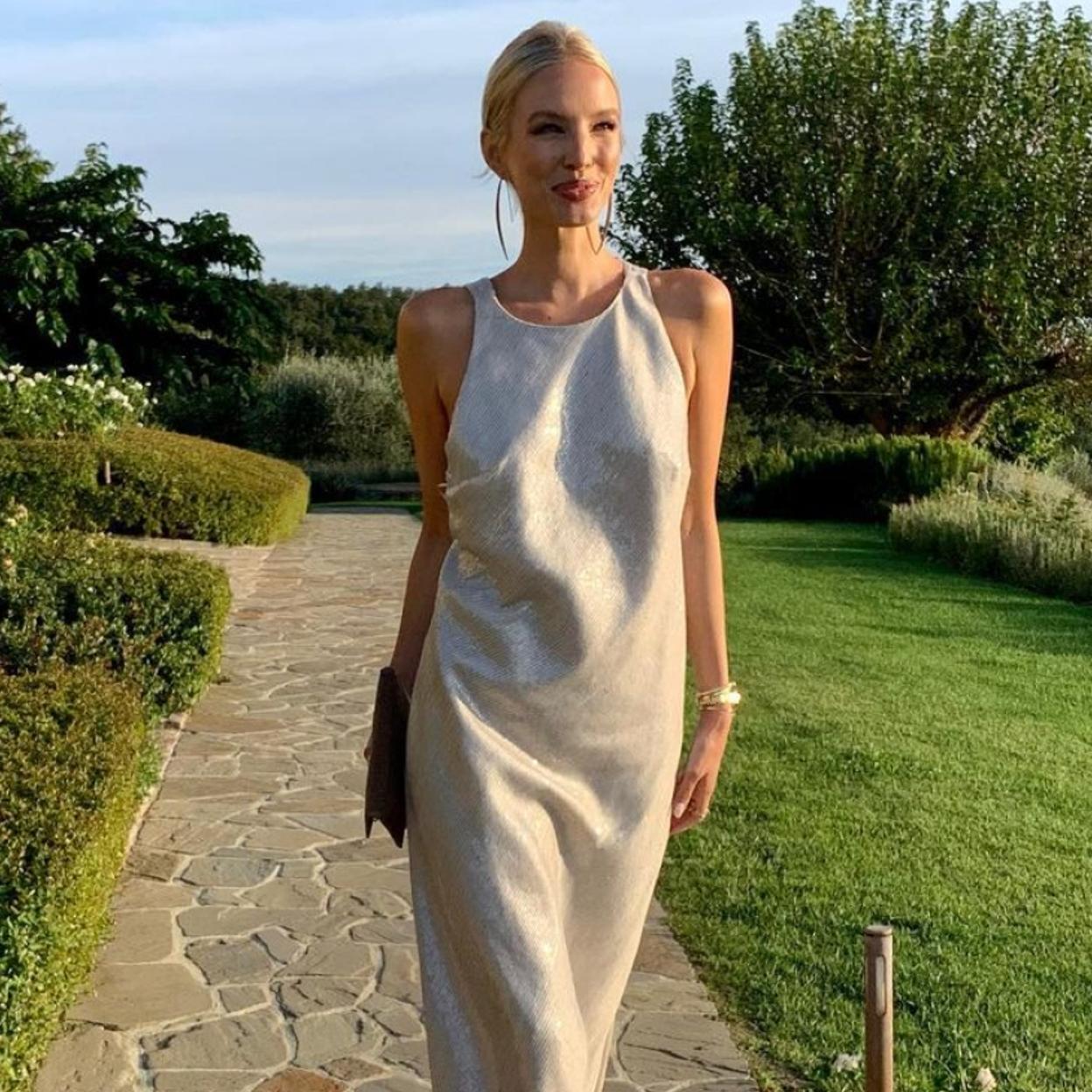 Una influencer con vestido de lentejuelas.