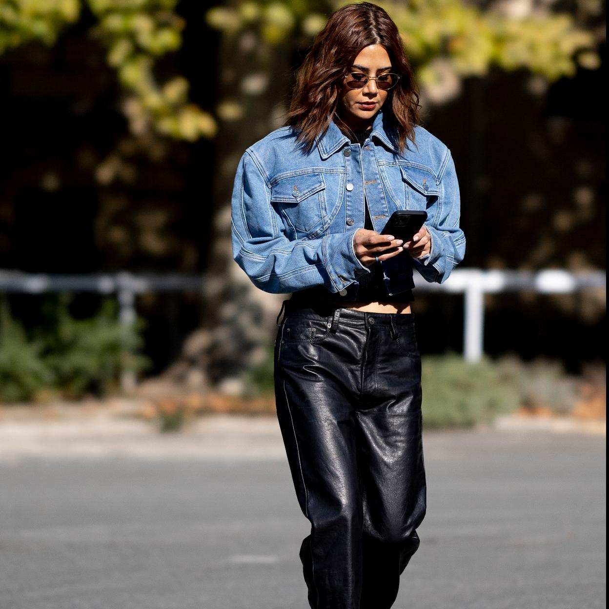 Un look de street style con pantalones de cuero.