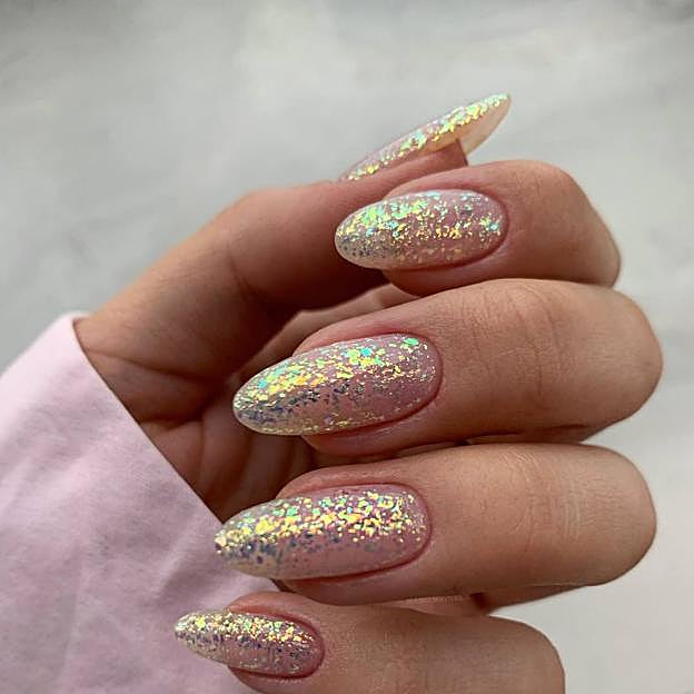 Manicura glitter multicromática