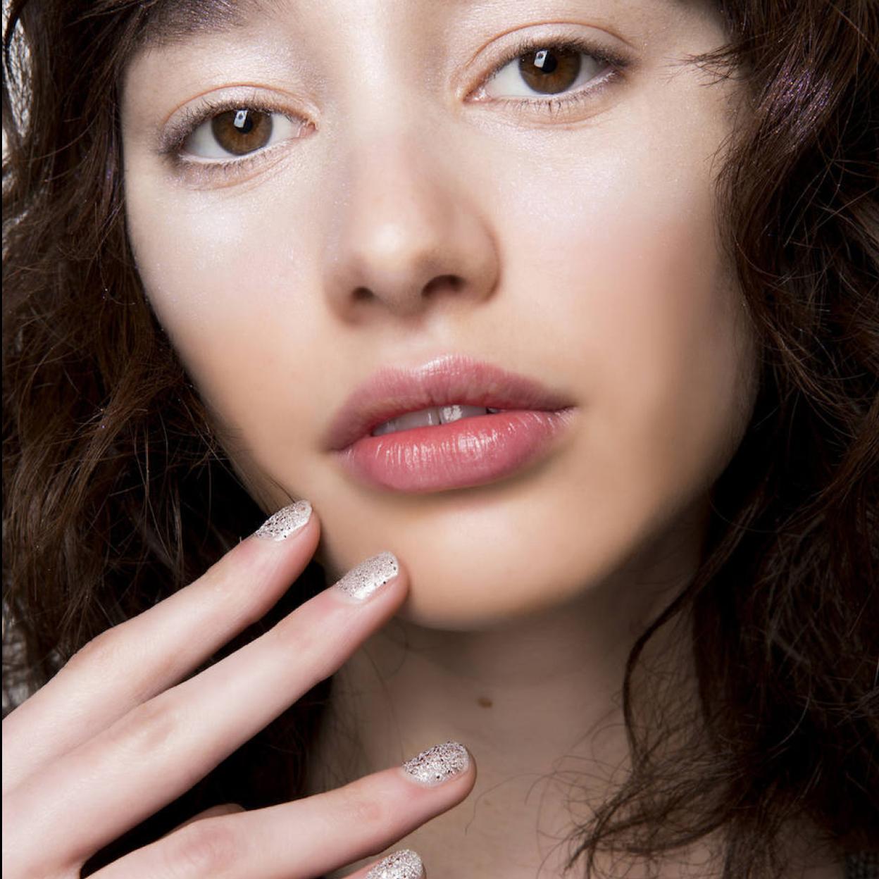 Modelo con manicura glitter sencilla