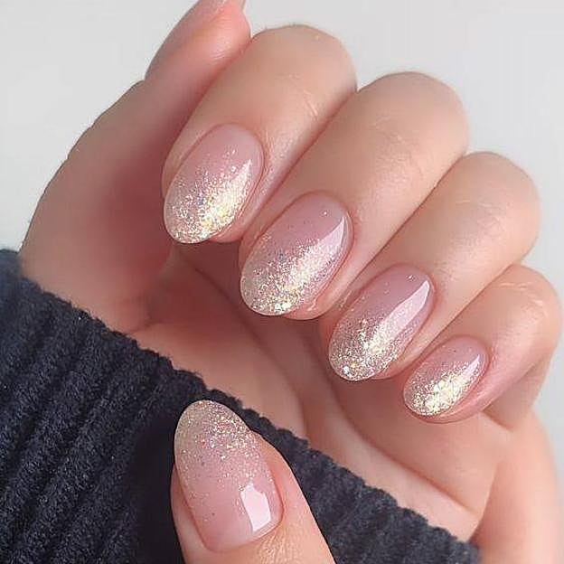 Uñas naked glitter degradadas