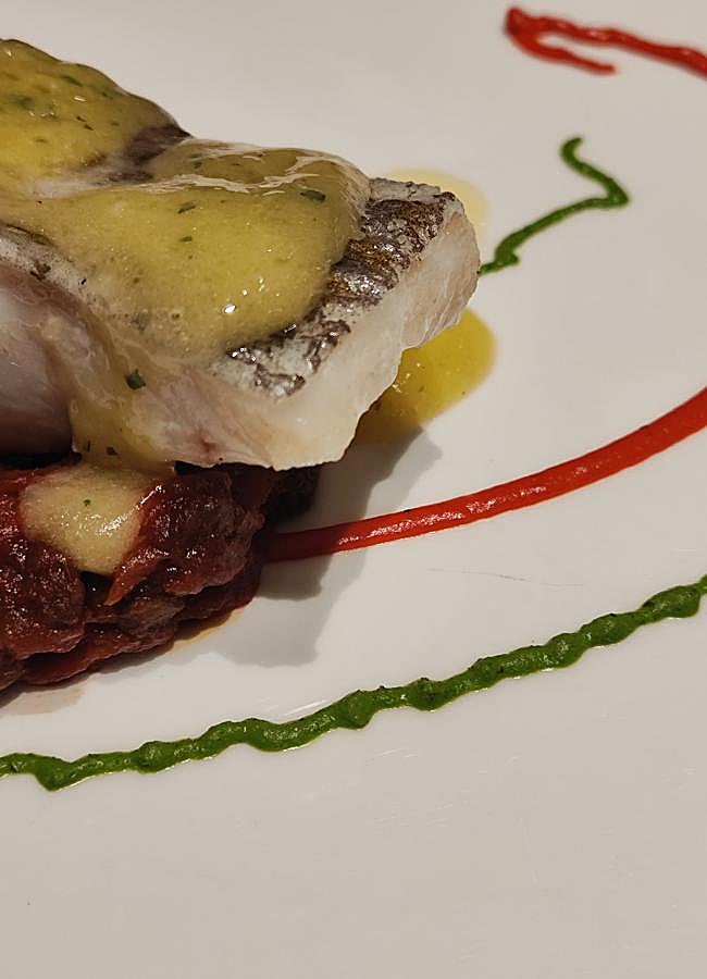 Imagen - El bacalao al pil.pil sobre pisto braseado de Ferretería. /AFL