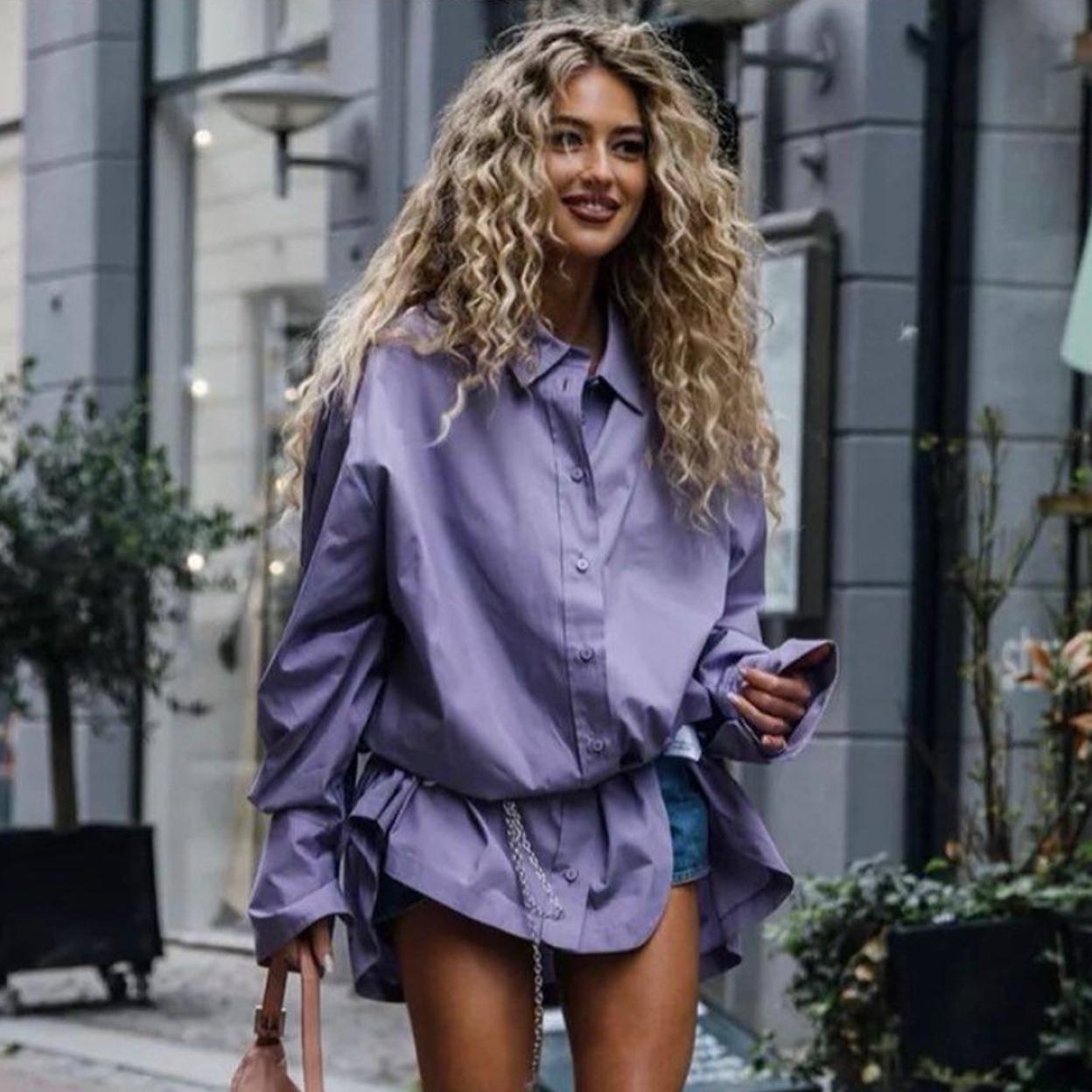 Influencer con pelo rizado