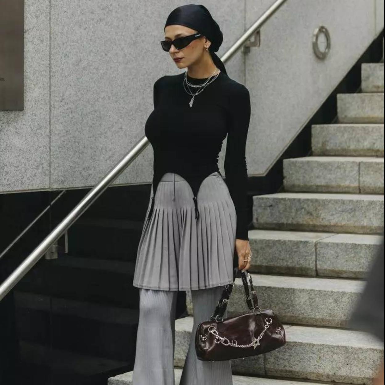 Modelo con falda pantalón