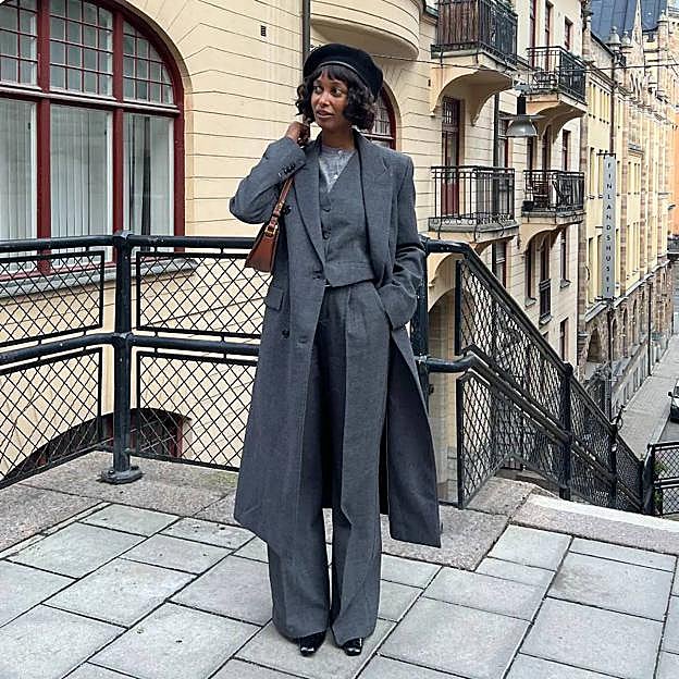 Influencer con look de traje de Mango