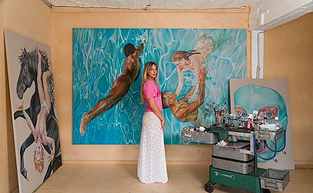 Lisse Declercq junto a su trabajo artístico. /