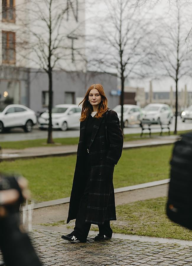 Imagen - Una mujer con total look en negro. Foto: Launchmetrics Spotlight