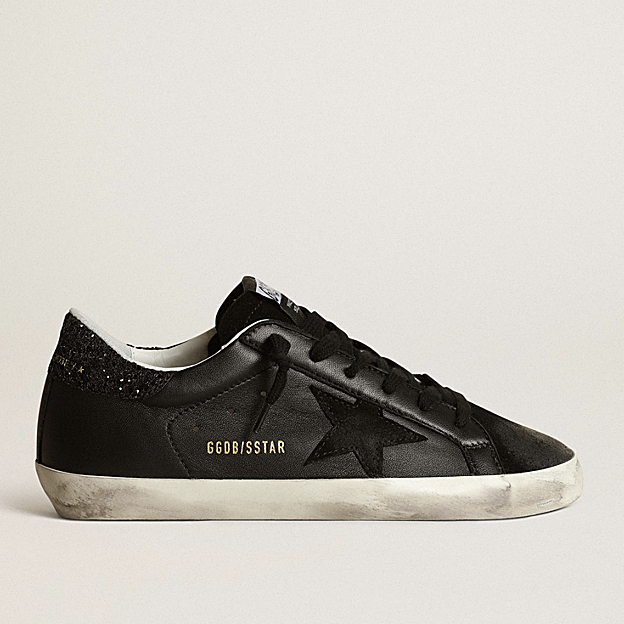 Zapatilla en color negro de Golden Goose.