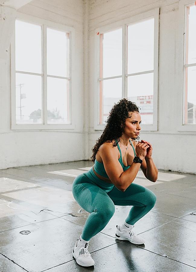 Imagen - Mujer haciendo sentadillas. / UNPLASH