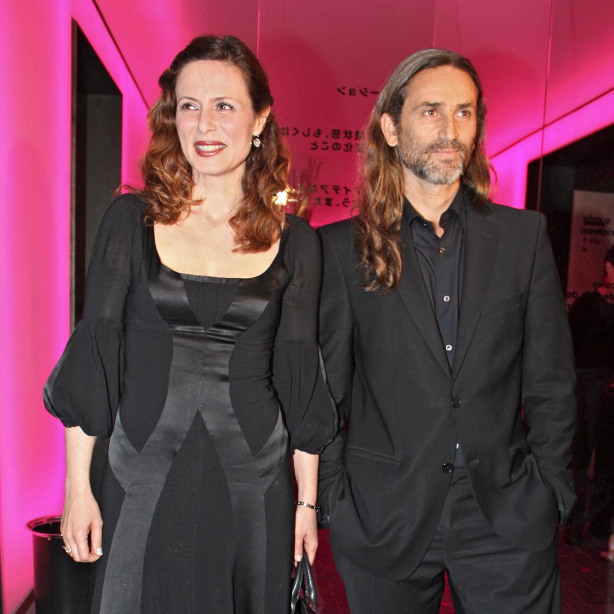 Aitana Sánchez-Gijón, con su ex marido papin Luccadane en una exposición. 