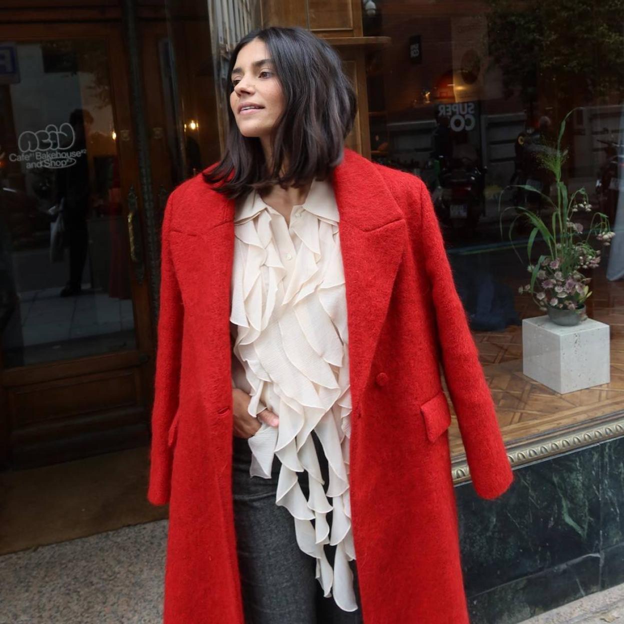 Influencer con blusa con chorreras