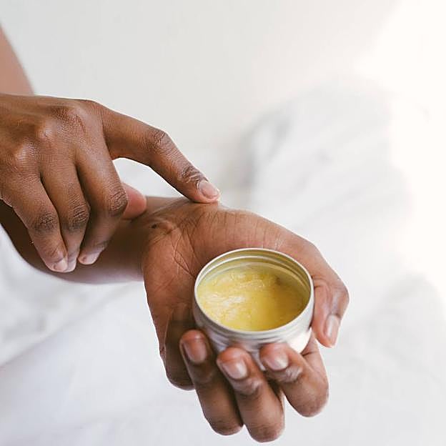 Mujer con bote con lanolina