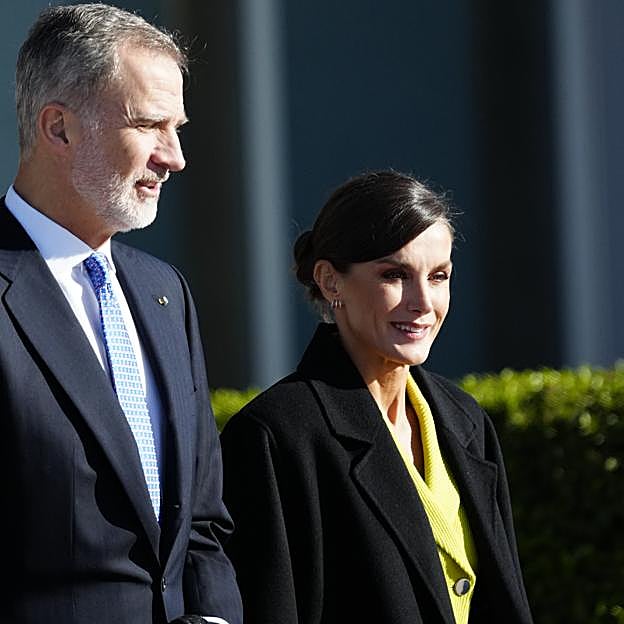 El look de aeropuerto sorpresa de la reina Letizia: se va a Dinamarca con la blazer más original de su armario
