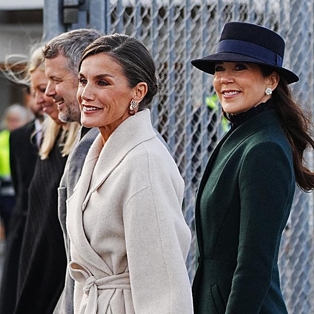 La reina Letizia llega a Copenhague con un look muy elegante: vestido rojo y un abrigo de & Other Stories