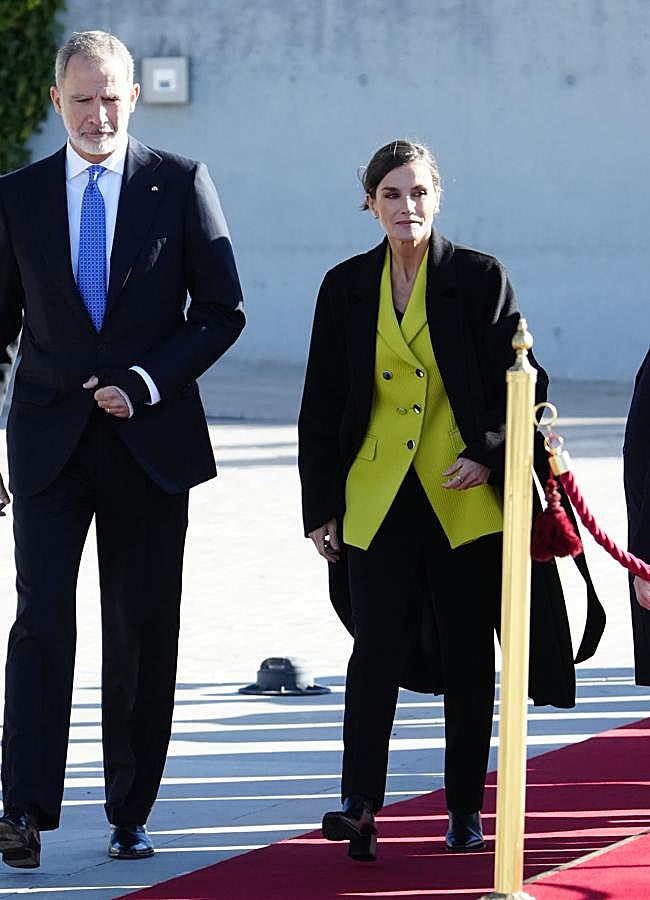 Imagen - El rey la reina antes su subirse al avión rumbo a Dinamarca. / LIMITED PICTURES