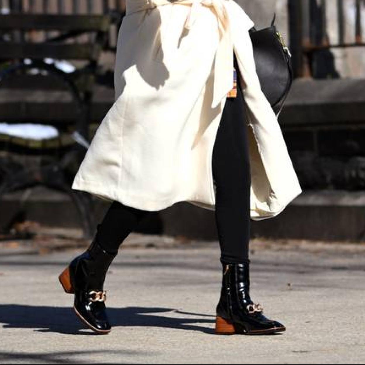 Selena Gomez con unos botines de estilo mocasín.