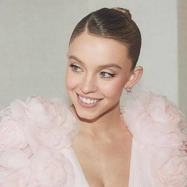 Sydney Sweeney con peinado balletcore