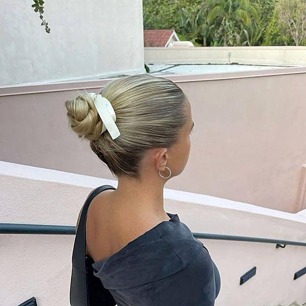 Influencer luciendo moño de bailarina estilo balletcore