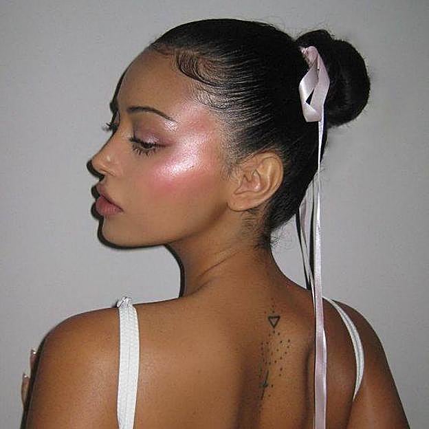 Influencer con moño estilo balletcore con lazo