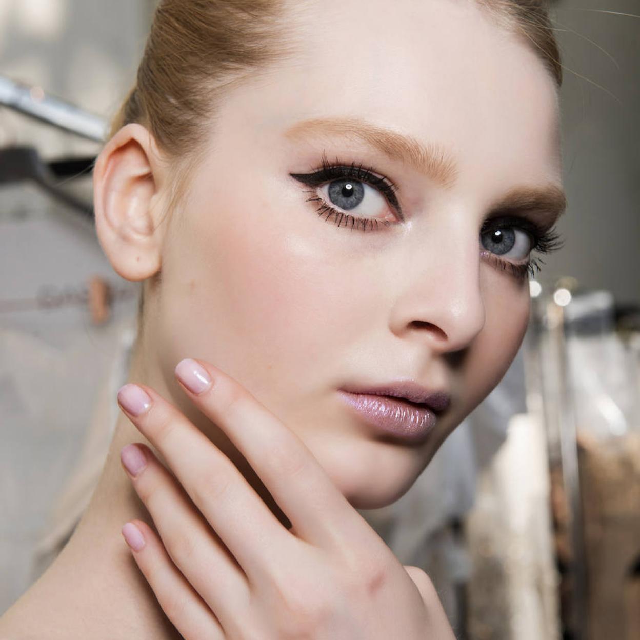 Modelo con uñas naturales bonitas