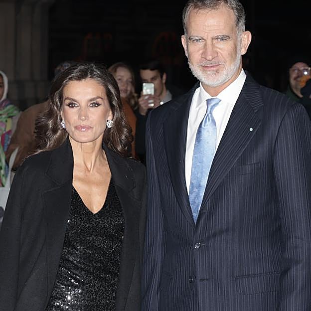 La reina Letizia deslumbra en Dinamarca con un espectacular vestido negro de lentejuelas