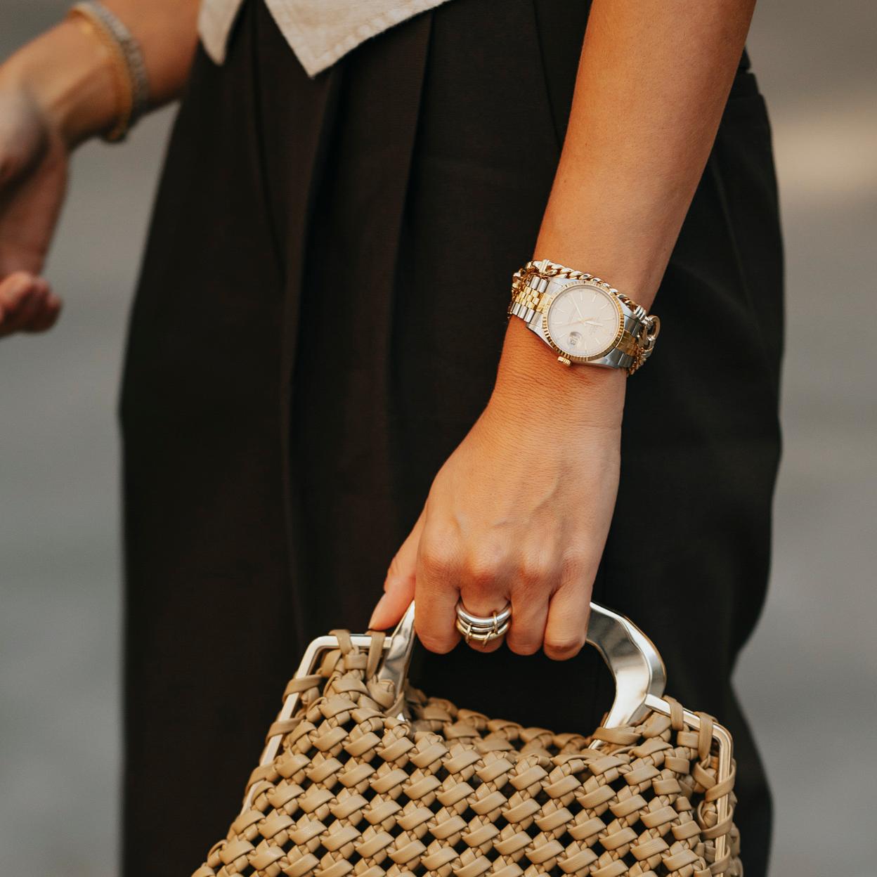 Un look de street style con reloj.