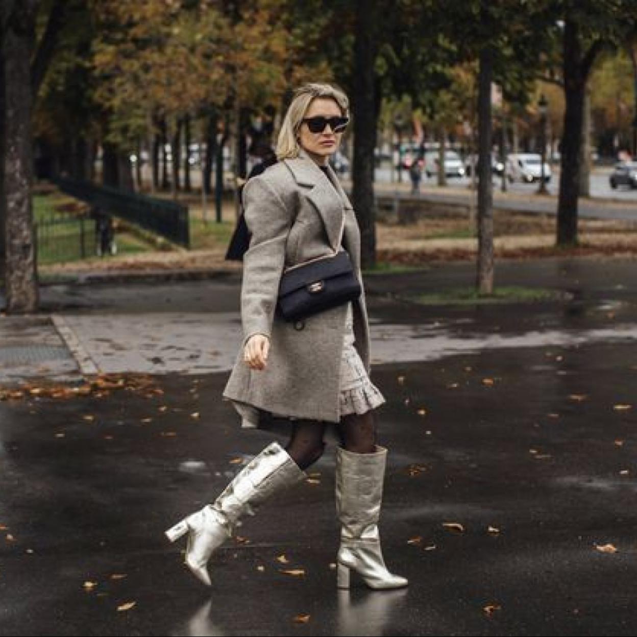 Mujer con botas metalizadas