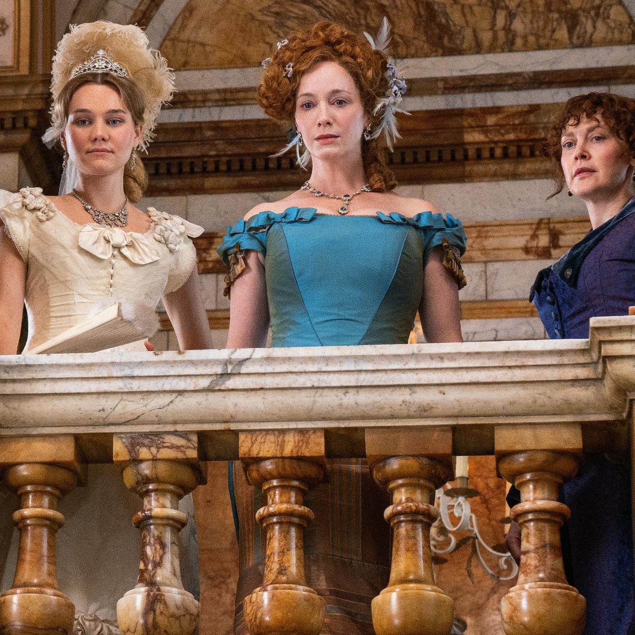 Christina Hendricks, en el centro de la imagen, en un fotograma de The Bucaneers: aristócratas por amor.