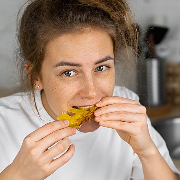 Mujer comiendo piña