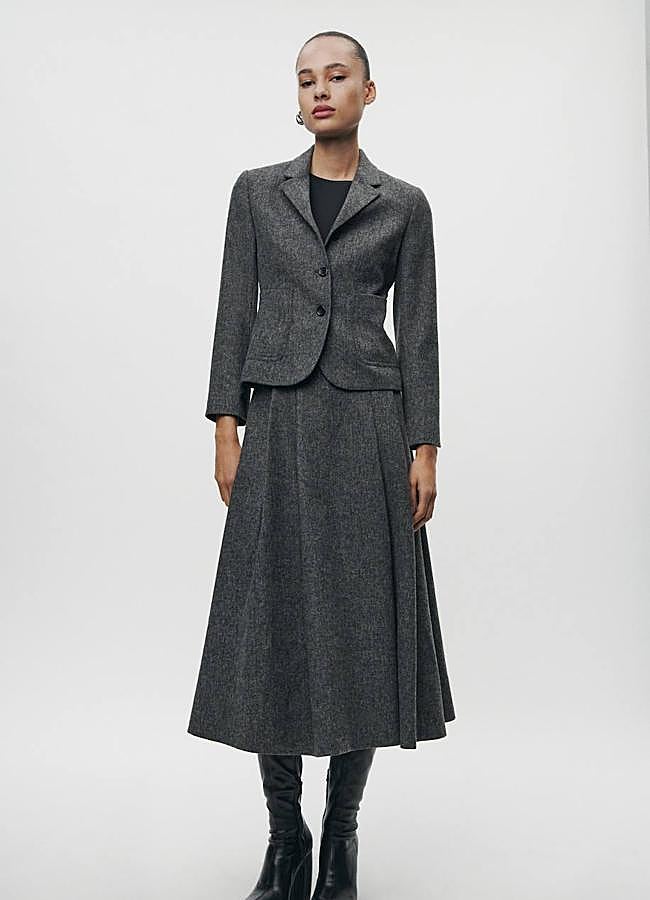 Imagen - Traje gris con blazer y falda inspirado en el lujo