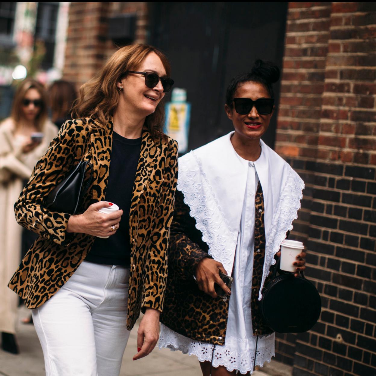 Dos mujeres luciendo piezas con estampado animal.